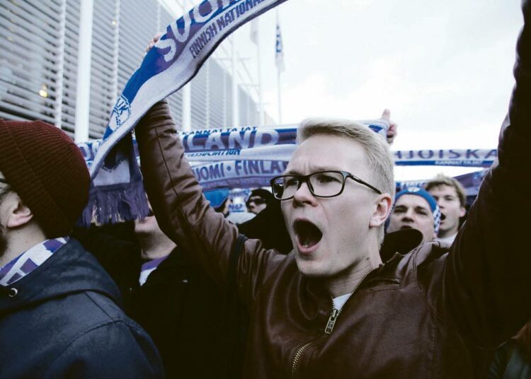 Fanimarssi kulki läpi Reykjavikin katujen päätyen stadionille. Ottelun jälkeen riehakas kulkue hajosi hiljaisuudessa vaeltaviksi pienryhmiksi.