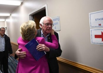 Hillary Clinton ja Bernie Sanders Clintonin vaalitilaisuudessa Pohjois-Carolinan Raleighissa viisi päivää ennen vaaleja.