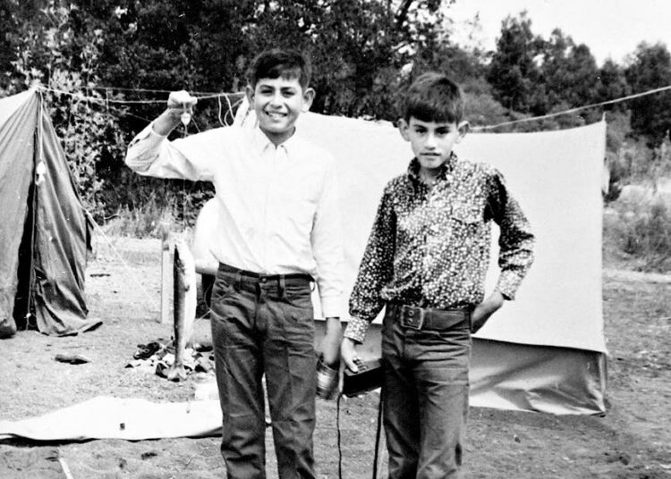 Miguel Vera (vas.) veljensä Adolfon kanssa Chilessä 1960-luvulla.