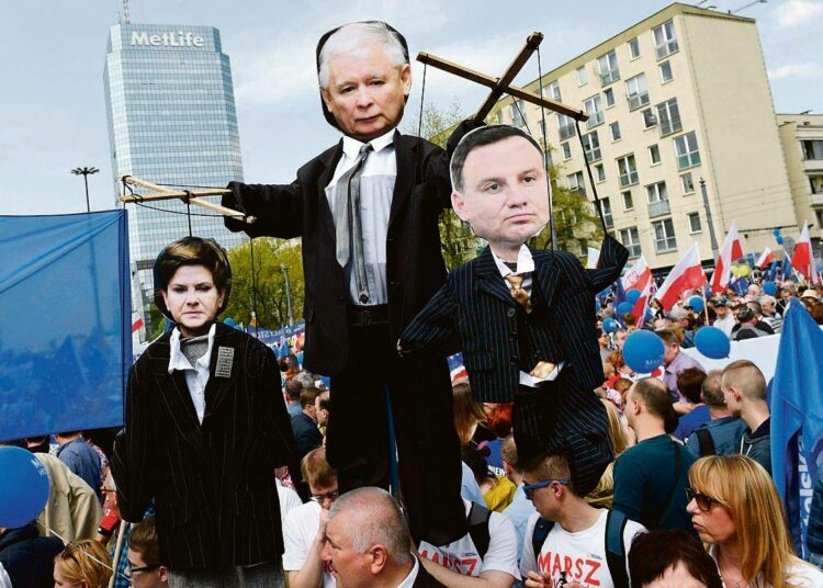 Hallitusta vastustavat mielenosoittajat esittivät toukokuussa Varsovassa pääministeri Beata Szydlon ja presidentti Andrzej Dudan PiS-puolueen johtajan Jaroslaw Kaczynskin sätkynukkeina.