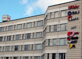 Kirjoittajan mukaan työntekijäliitot tuntuvat suostuvan mihin hyvänsä työolojen ja palkkojen huononnuksiin.