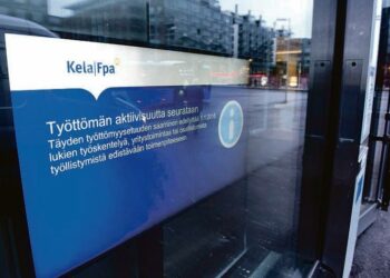 Työttömien aktiivisuuden seurannasta kertova tiedote Kelan toimipisteen ilmoitustaululla Helsingissä