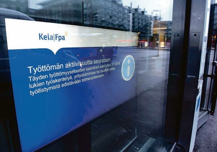 Työttömien aktiivisuuden seurannasta kertova tiedote Kelan toimipisteen ilmoitustaululla Helsingissä