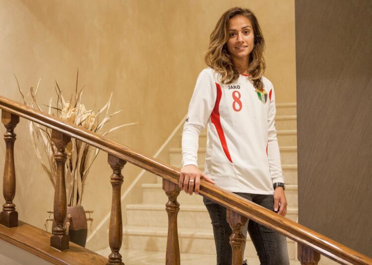 Jordanian naismaajoukkueen kapteeni, keskikenttäpelaaja Stéphanie Al-Naber pääsi ensimmäisenä jordanialaisnaisena ulkomaisiin sarjoihin.