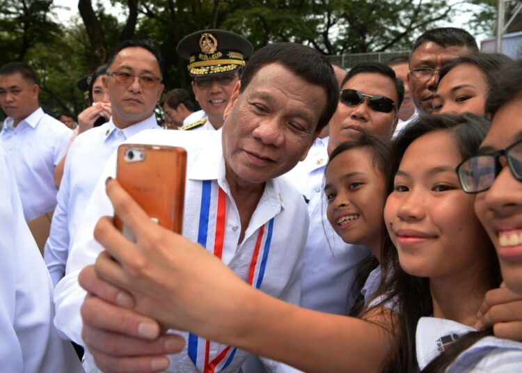 Filippiinien presidentti Rodrigo Duterte jalkautui opiskelijoiden pariin elokuun lopulla Manilassa.