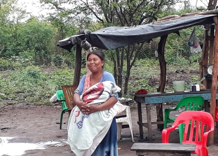 Köyhyys koettelee erityisesti alkuperäisasukkaita Latinalaisen Amerikan maaseudulla. Kuvan nainen ja vauva kuuluvat Argentiinan pohjoisosissa eläviin wichí-intiaaneihin.