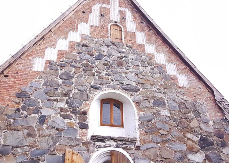 Suomen kulttuurikohteet ja museoesineistö on turvattu hyvin tulipalojen varalta, kerrotaan Museovirastosta. Sastamalassa sijaitseva Tyrvään Pyhän Olavin kirkko rakennettiin uudelleen osin talkootyönä.