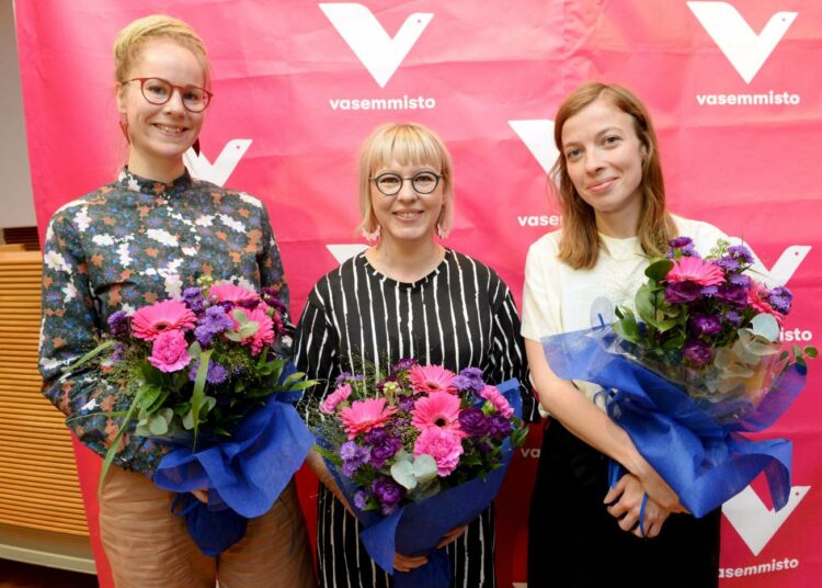 Vasemmistoliiton kahden ministerin taustalla toimii kymmenhenkinen avustajajoukko. Kuvassa kahden vuoden kuluttua ministerinä aloittava Hanna Sarkkinen, sosiaali- ja terveysministeri Aino-Kaisa Pekonen ja opetusministeri Li Andersson.