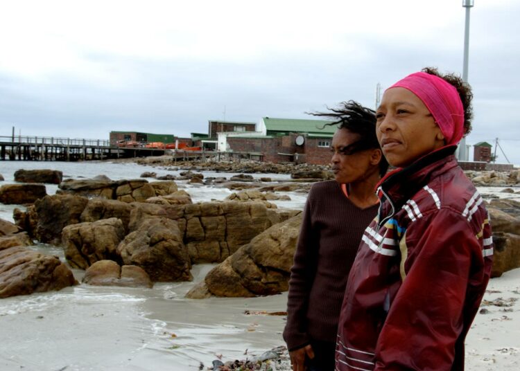 Naiset tekevät kalateollisuudessa lähinnä kausitöitä, jotka vaativat niukasti ammattitaitoa ja joista maksetaan huonosti. Kuvassa eteläafrikkalaisen rapu-yhtiön työntekijöitä.