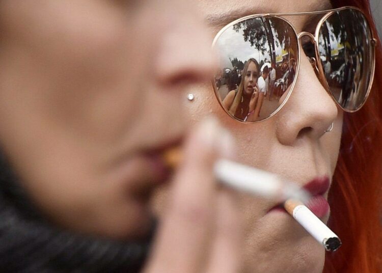 Säännöllisesti tupakoivistakin 42 prosenttia kannattaa tupakkatuotteiden oston ikärajan nostamista.