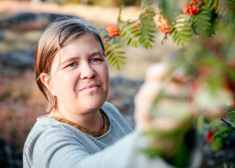 Sirpa Kaajakari on jo tutustunut joihinkin uusiin naapureihinsa Buy Nothing -toiminnan kautta.