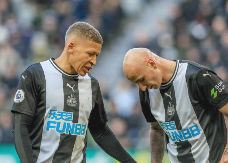 Newcastlen pelaajat Dwight Gayle ja Jonjo Shelvey keskustelevat Burnleytä vastaan pelatun ottelun keskellä helmikuussa.