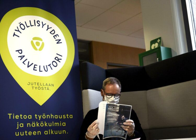 Asiakas Helsingin Pasilan TE-toimistossa heinäkuussa 2020.