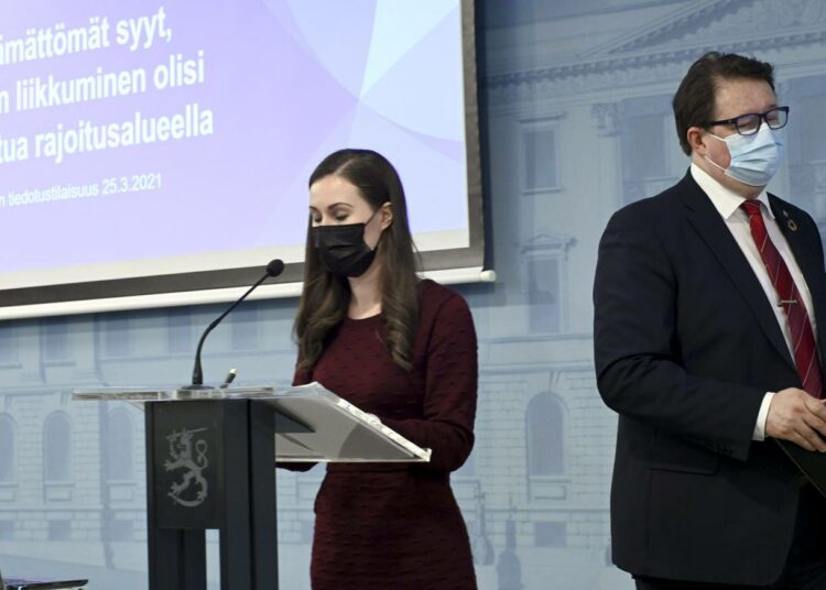Pääministeri Sanna Marin ja johtaja Mika Salminen THL:stä hallituksen liikkumisrajoituksia koskevassa tiedotustilaisuudessa 25. maaliskuuta.