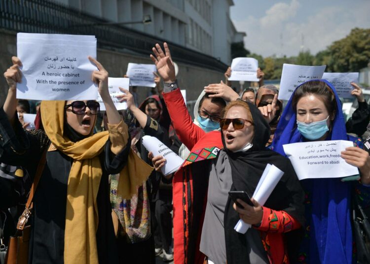 Naiset ovat järjestäneet Kabulissa mielenosoituksia talebaneja vastaan.