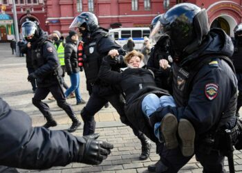 Venäjän kaupungeissa järjestettiin jälleen sunnuntaina sotaa vastustavia mielenosoituksia. Kuva on Moskovasta.