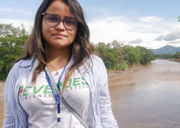 Elsalvadorilaisen Vihreä kapina -liikkeen jäsen Dalia González Ostuajoen rannalla itäisessä Guatemalassa. Hän on huolestunut Cerro Blancon kaivoksen vaikutuksesta jokeen ja sitä kautta El Salvadoriin. Ympäristöongelmat eivät kunnioita valtionrajoja.