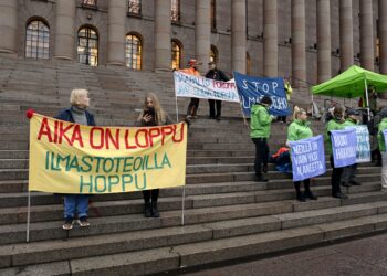 Ympäristöjärjestöt osoittivat mieltä eduskuntatalolla välikysymyskeskustelun aikana.