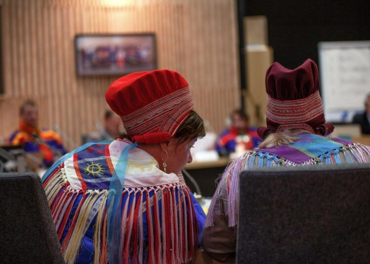 Suomalaisen yhteiskunnan edessä joudun saamelaisena keskittymään pelkästään kolonialismiin, assimilaatioon, rasismiin, stereotypioihin ja syrjiviin rakenteisiin, West kuvaa ajatuksiaan työstään.