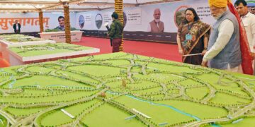 Intian pääministeri Narendra Modi tarkastelemassa moottoritien rakennussuunnitelmia helmikuussa.