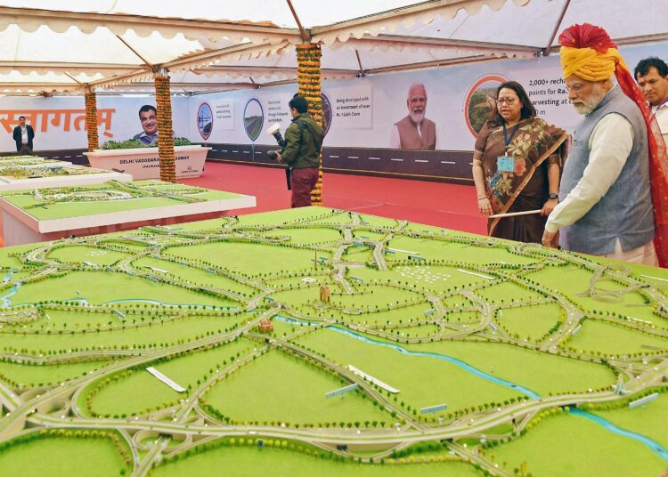 Intian pääministeri Narendra Modi tarkastelemassa moottoritien rakennussuunnitelmia helmikuussa.