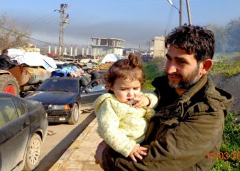 Isä ja poika Afrinin evakuoinnin aikaan. Alkujaan kurdeille kuuluneesta alueesta on tullut Turkin sponsoroiman ja Lähi-idän muslimijärjestöjen rahoittaman siirtokuntien rakentamisen ja väestönvaihtopolitiikan keskeisiä kohteita.