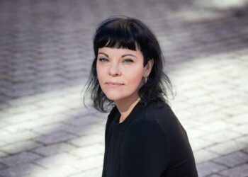 Noora Kotilainen on sotaa, militarismia, kriisejä ja kärsimystä työssään käsittelevä valtiotieteilijä ja historian tutkija, joka käsittelee kolumneissaan aikaamme leimaavia synkkiä ja väkivaltaisia ilmiöitä.