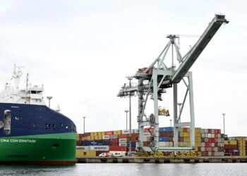 Suomen tavaraviennin volyymi laski syyskuussa 1,6 prosenttia, ja vientihinnat laskivat 1,4 prosenttia.