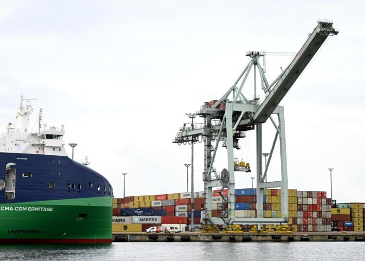 Suomen tavaraviennin volyymi laski syyskuussa 1,6 prosenttia, ja vientihinnat laskivat 1,4 prosenttia.