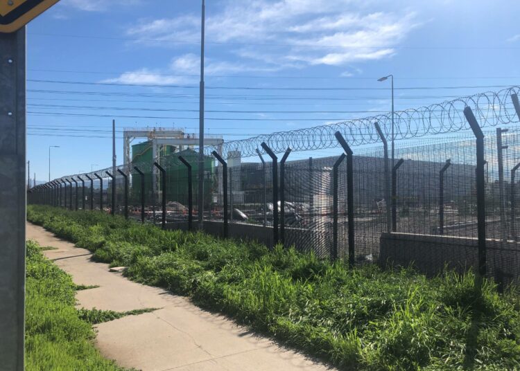 Googlen datakeskusta kiertää piikkiaita. Yhtiö yritti perustaa toisen datakeskuksen Santiagoon, mutta oikeuden päätös muutti suunnitelmia. Keskus olisi vienyt liikaa vettä seudulta, joka kärsii vesivajeesta.