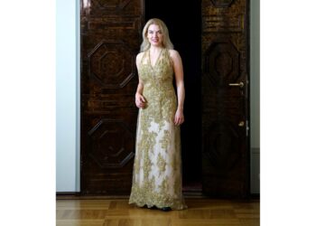 Puvun suunnittelijan Riikka Ikäheimon mukaan Mai Kivelän puku on valmistettu Pariisista tuodusta, hienostuneesta pitsistä, jonka kultaiset sävyt symboloivat voimaa, toivoa ja tyylikkyyttä. Kristallit tuovat esiin kantajansa rohkeuden ja aitouden.