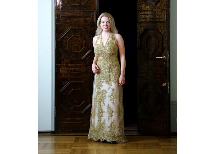 Puvun suunnittelijan Riikka Ikäheimon mukaan Mai Kivelän puku on valmistettu Pariisista tuodusta, hienostuneesta pitsistä, jonka kultaiset sävyt symboloivat voimaa, toivoa ja tyylikkyyttä. Kristallit tuovat esiin kantajansa rohkeuden ja aitouden.
