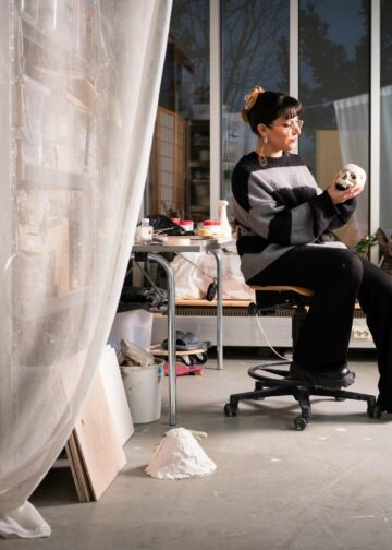 Mariam Falaileh pitää kuvanveistoa kutsumuksenaan.