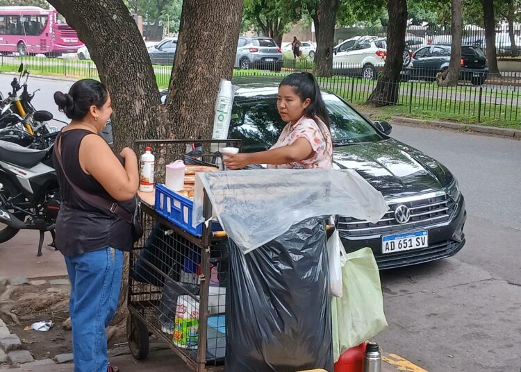 Nainen myy kahvia, keksejä ja makeisia epävirallisessa kojussa julkisen Marie Curie -sairaalan edessä Buenos Airesin Caballiton kaupunginosassa. Kyseessä on yksi lukuisista itse luoduista toimeentulon muodoista maassa, joka ei ole luonut pysyviä työpaikkoja 15 vuoteen.