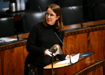 Juuri muuttuneessa maailmantilanteessa hallituksen tulisi tehdä selkeä linjaus siitä, että kriittisten viranomaisjärjestelmien ja arkaluonteisten henkilötietojen osalta riippuvuutta Yhdysvalloista on vähennettävä, ei lisättävä, sanoo vasemmistoliiton kansanedustaja Veronika Honkasalo.