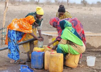 Naiset hakevat vettä yhdeltä ainoalta vesipisteeltä Mandera Countyn alueella Keniassa, jossa kuivuus tekee veden saannista päivittäisen kamppailun. YK:n raportin mukaan vesiturvaa ei voida saavuttaa ilman tasa-arvoa ja toimivaa päätöksentekoa.