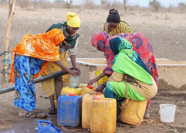 Naiset hakevat vettä yhdeltä ainoalta vesipisteeltä Mandera Countyn alueella Keniassa, jossa kuivuus tekee veden saannista päivittäisen kamppailun. YK:n raportin mukaan vesiturvaa ei voida saavuttaa ilman tasa-arvoa ja toimivaa päätöksentekoa.