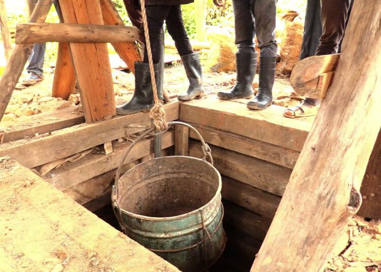 Kaivajat seisovat kuilun suulla. Koneisiin sijoittaminen kannattaisi, sillä perinteiset menetelmät saavat talteen vain noin viidenneksen kullasta, kun taas mekaanisilla järjestelmillä määrä voi nousta jopa 90 prosenttiin.