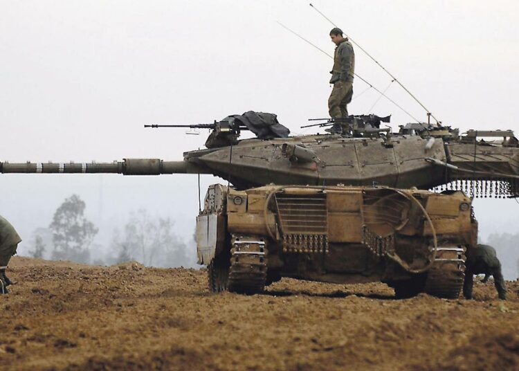 Israelin panssarivaunu Gazan alueella.