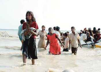 Taistelualueelta pakenevia siviileitä Sri Lankan armeijan perjantaina välittämässä kuvassa. Hallitus ei päästänyt riippumattomia uutistoimistoja taistelualueelle.