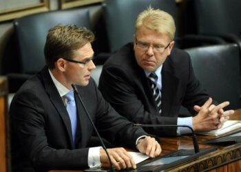Kokoomusministerit Jyrki Katainen ja Jyri Häkämies kuulivat perjantaina hallituskumppaniensakin piiristä Destian myyntiaikeiden arvostelua.