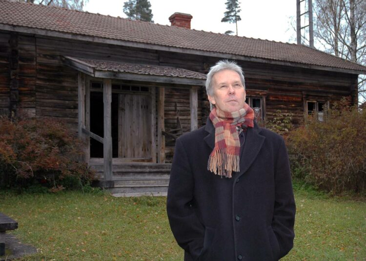 Mauri Kunnas ja talonpoikaismuseo Yli-Kirra eli niin sanottu Koiramäen talo. Kirjailija esitteli lapsuutensa maisemat Viikkolehdelle.