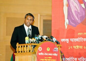 Salil Shetty puhumassa Bangladeshissa lokakuussa.