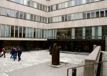 Vasemmistossa pelätään että korkeakouluopiskelun maksuttomuutta ajetaan vaivihkaa alas. Kuva Helsingin yliopiston Porthaniasta.