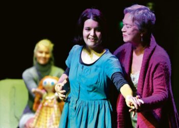 Vilma Melasniemi tekee kaksoisroolin lapsenlapsena ja rakastettuna (vas.), Marja Packalen on perheen matriarkka Elsa, taustalla Laura Malmivaara.