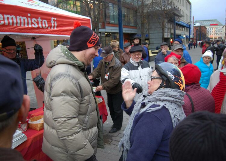 Raija Broman ehti ensimmäisten joukossa tenttaamaan tuoreinta presidenttiehdokasta Jyväskylän kävelykadulla maanantaina puolenpäivän aikaan.