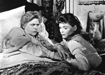Kierreportaat on jännäriklassikko kartanon mykästä palvelijatytöstä, joka pelkää olevansa murhaajan seuraava uhri. Kuvassa Ethel Barrymore ja Dorothy McGuire.