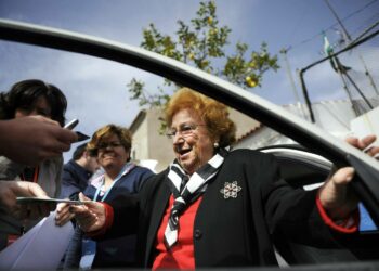 Äänestäjä sai vaalilipun käteensä sunnuntaina Andalusian aluevaaleissa Sevillassa.