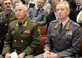 Venäjän asevoimien päällikkö Nikolai Makarov (vas.) oli puhujana Maanpuolustuskurssiyhdistyksen tilaisuudessa Helsingin yliopistossa tiistaina. Vierellä Suomen puolustusvoimien komentaja Ari Puheloinen.
