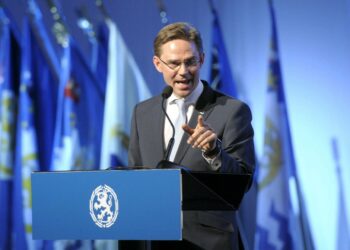 Kokoomuksen kesäkuinen puoluekokous oikeistolaisine painotuksineen tuntuu aiheuttavan enemmän hämmennystä kuin antavan vastauksia.